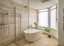 Подходит ли травертин для ванных комнат и душевых?